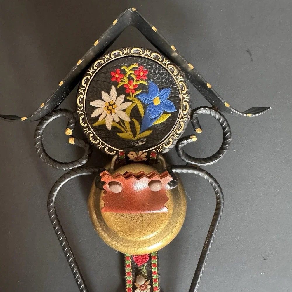 Vintage Swiss Echte Stickerei Brass Dinner Bell W/Embroidered 9
